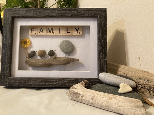 Personalised Family pebble art framed picture/gift/new home - Picture 2 of 2