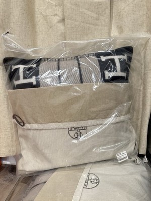 HERMÈS Avalon III Cushion PM Ecru Noir 90% Merino Wool 10