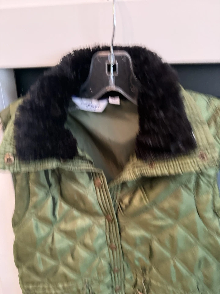 Chaleco Indigo Verde Oliva Citas con Cuello de Piel Sintética Para Mujer Talla Pequeña Usado en Excelente Condición Foto 3 de 4