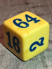Old butterscotch bakelite jumbo doubling cube w/ dark blue pips 100325cEDZDI