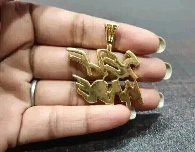 Elegante colgante de letras personalizado de 3 quilates con moissanita de corte redondo enchapado en oro amarillo de 14 quilates Foto 3 de 4