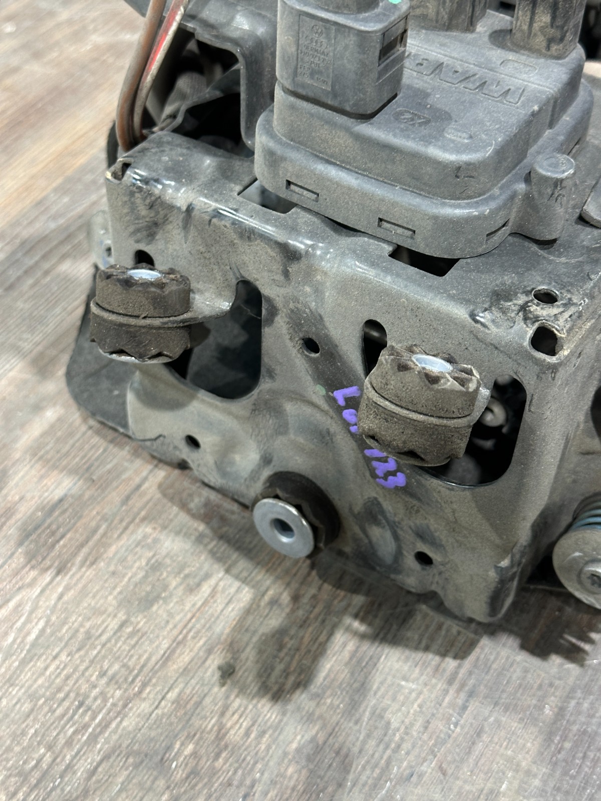 2018-2024 LAMBORGHINI URUS WABCO AIR SUSPENSION COMPRESSOR VALVE BLOCK ASSEMLY