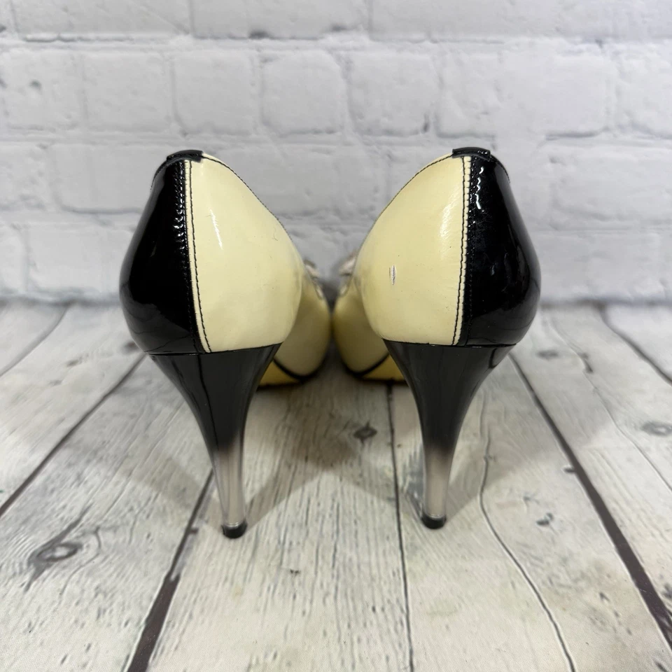 Tacones con licencia poética 7,5 charol negro punta abierta arco floral retro zapato de fiesta Foto 4 de 4