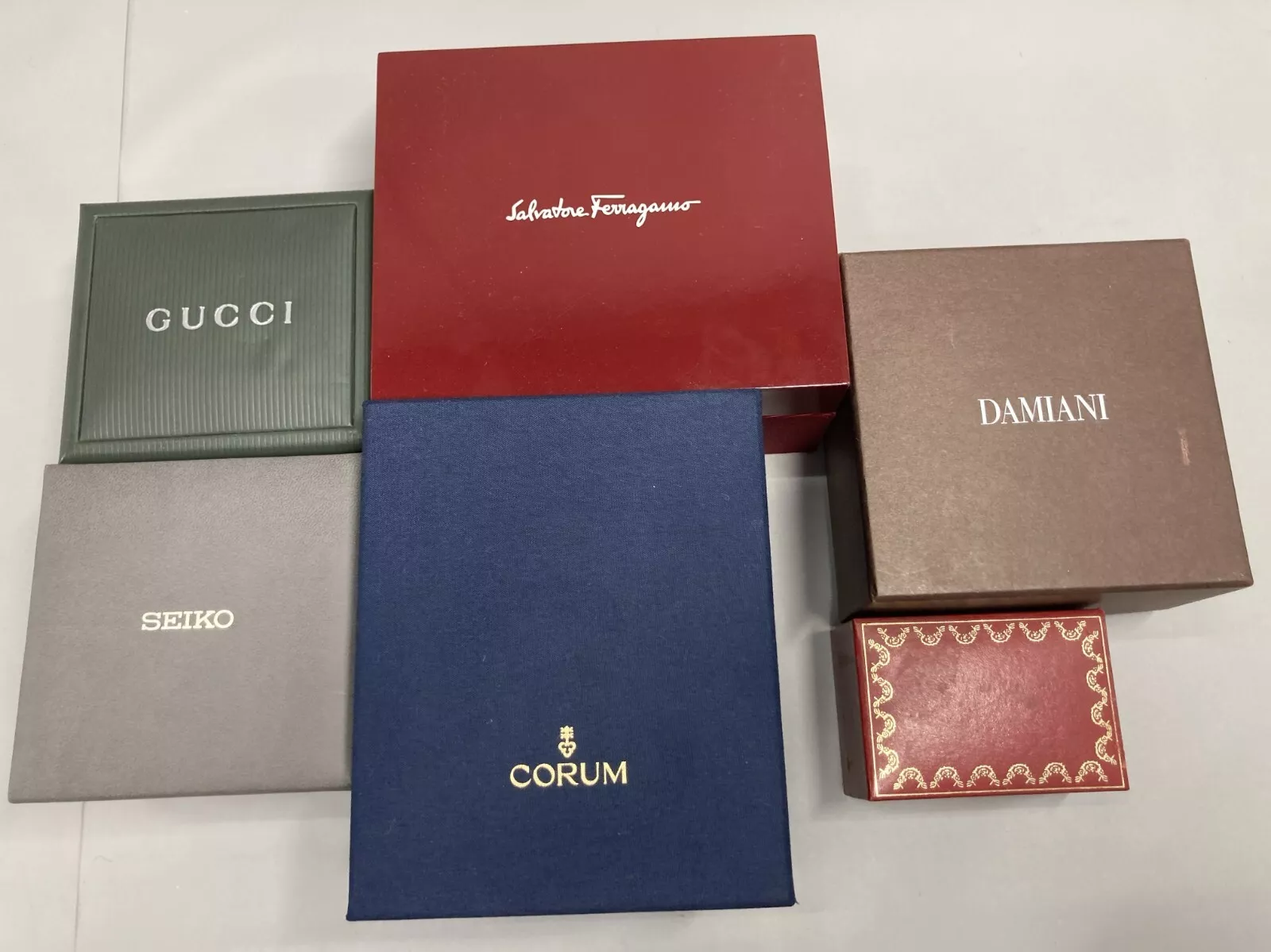 Coffret de 6 montres CORUM CARTIER SEIKO GUCCI DAMIANI FERRAGAMO d'origine 250130001eA