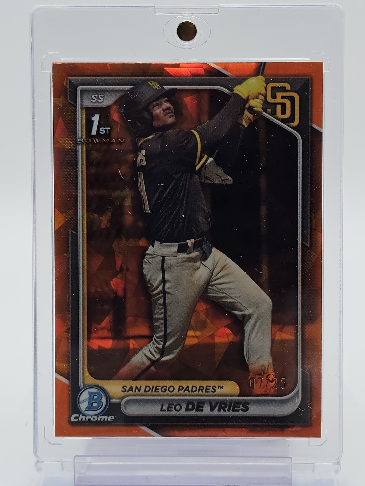LEO DE VRIES 2024 BOWMAN CHROME SAPPHIRE 1ST ORANGE REFRACTOR /25 Q0004