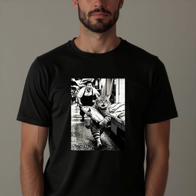 T-Shirt Katze stiehlt Fisch lustig Katze Meme Laufen Koch Fischmarkt Grafik Shirt