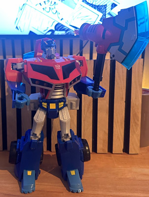 Transformers Optimus Prime Action-Figur transformierbar mit Axt