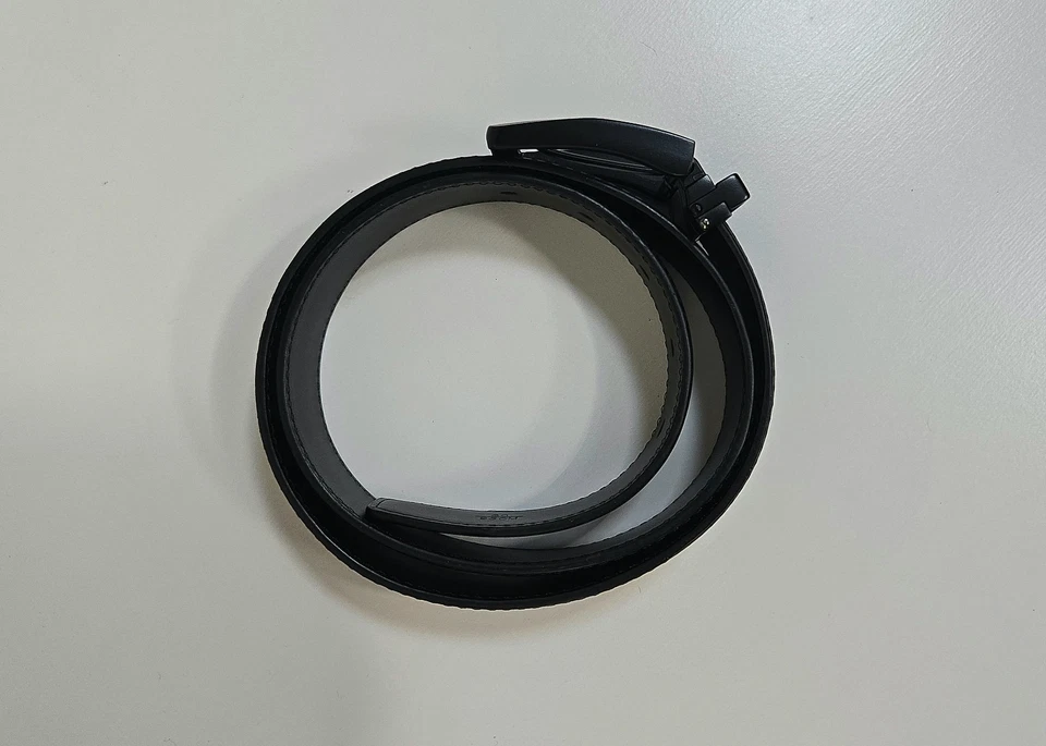 Cinturón de cuero negro liso de ASOS - mediano (32-34) con hebilla de metal negro Foto 3 de 4