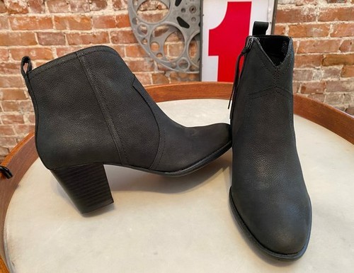 Vionic Black Water Resistant Nubuck 