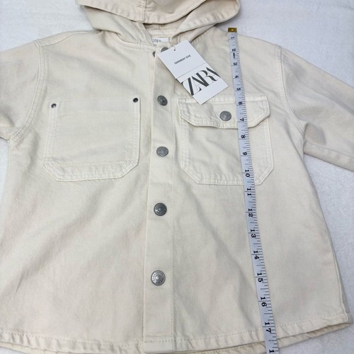 Chaqueta/camisa vaquera con capucha blanca apagada de Zara talla 4-5 - Imagen 6 de 13
