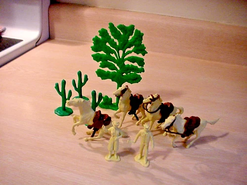 VINTAGE 1950'S  MARX DALE EVANS & PAT BRADY FIGURES, 4 HORSES, 3 CACTUS, 1 TREE