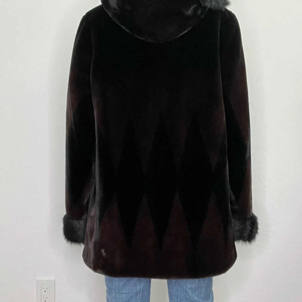 Casaco com capuz de pele sintética preta marrom escuro Nuage com acabamento padrão diamante Y2K - Imagem 4 de 4