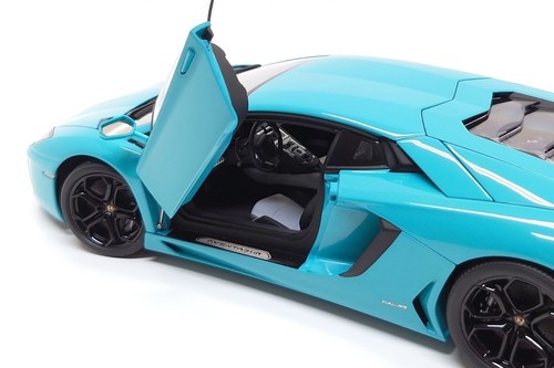 AUTOart Signature 1:18 Lamborghini Aventador LP700-4 in Turquoise - Picture 14 of 14