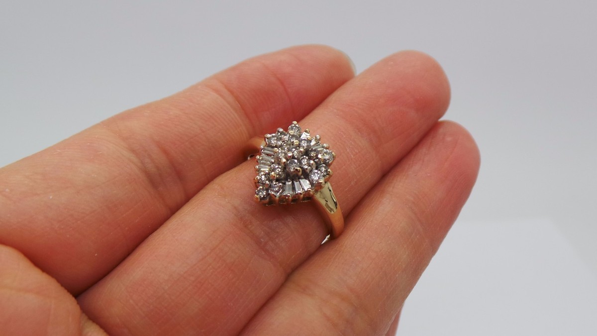 STUNNING 10K YG LADIES DIAMOND CLUSTER RING SIZE 7.25 .50 CT