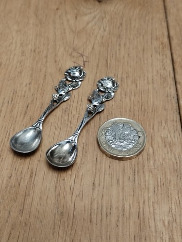 Beautiful Boxed Pair Of Antique Sterling Silver Salt Spoons Rose Design - Picture 3 of 10