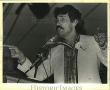 1986 Press Photo Actor Edward James Olmos at Gus Garcia Junior High School