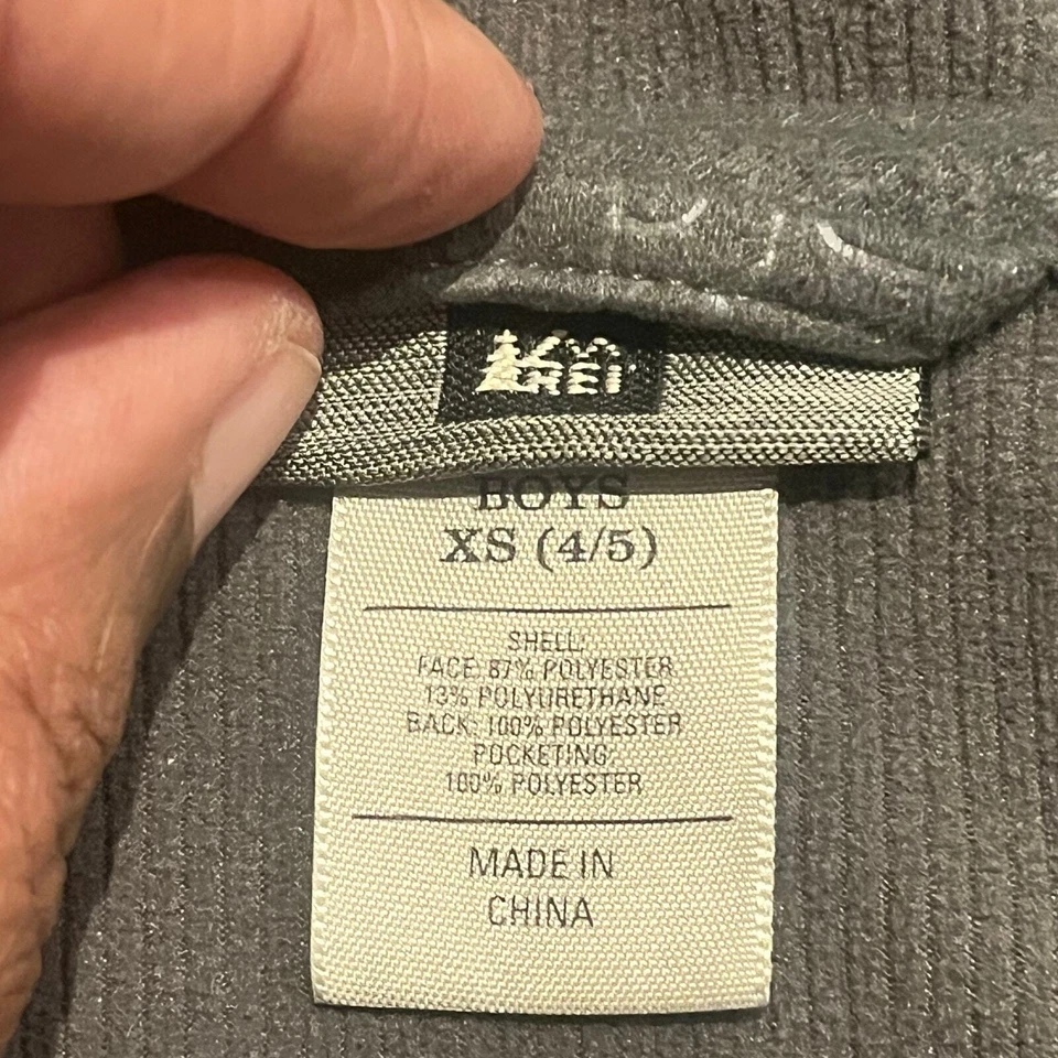 Chaqueta REI Co-O Boys XS 4/5 Soft Shell con capucha negra y gris Foto 4 de 4