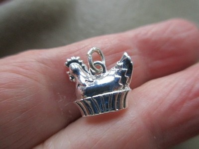 VINTAGE HELL SILBERFARBEN NIEDLICH HUHN LEGENDER EIERKORB KLEINER ANHÄNGER CHARM ANHÄNGER