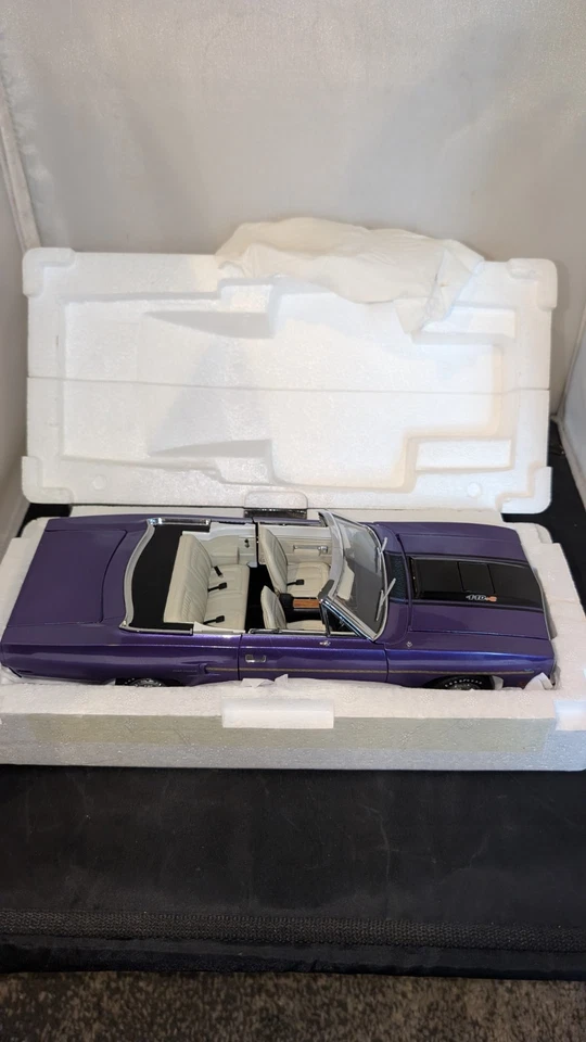 GMP ACME 1:18 1970 PLYMOUTH ROAD RUNNER CONVERTIBLE- IN VIOLET W/ WHITE INTERIOR - Image 2 of 4