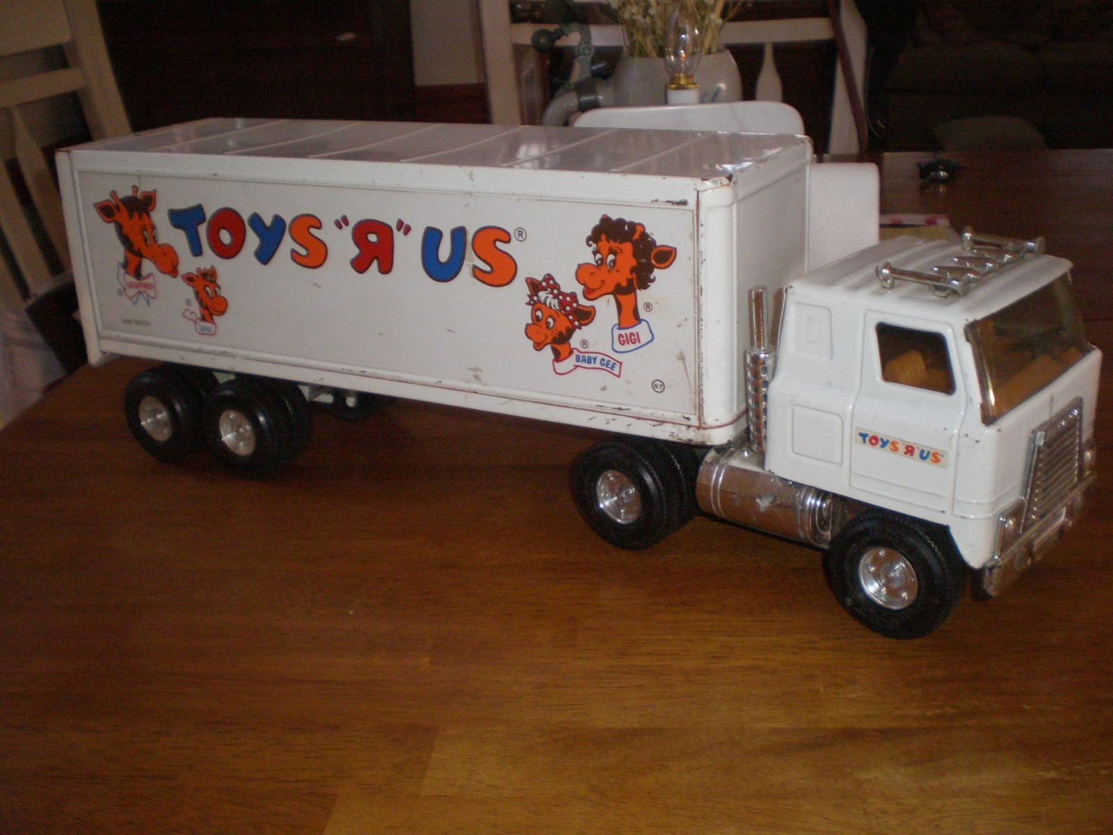 Vintage ERTL TOYS R US KIDS R US 22&rdquo; Pressed Steel Semi Tr