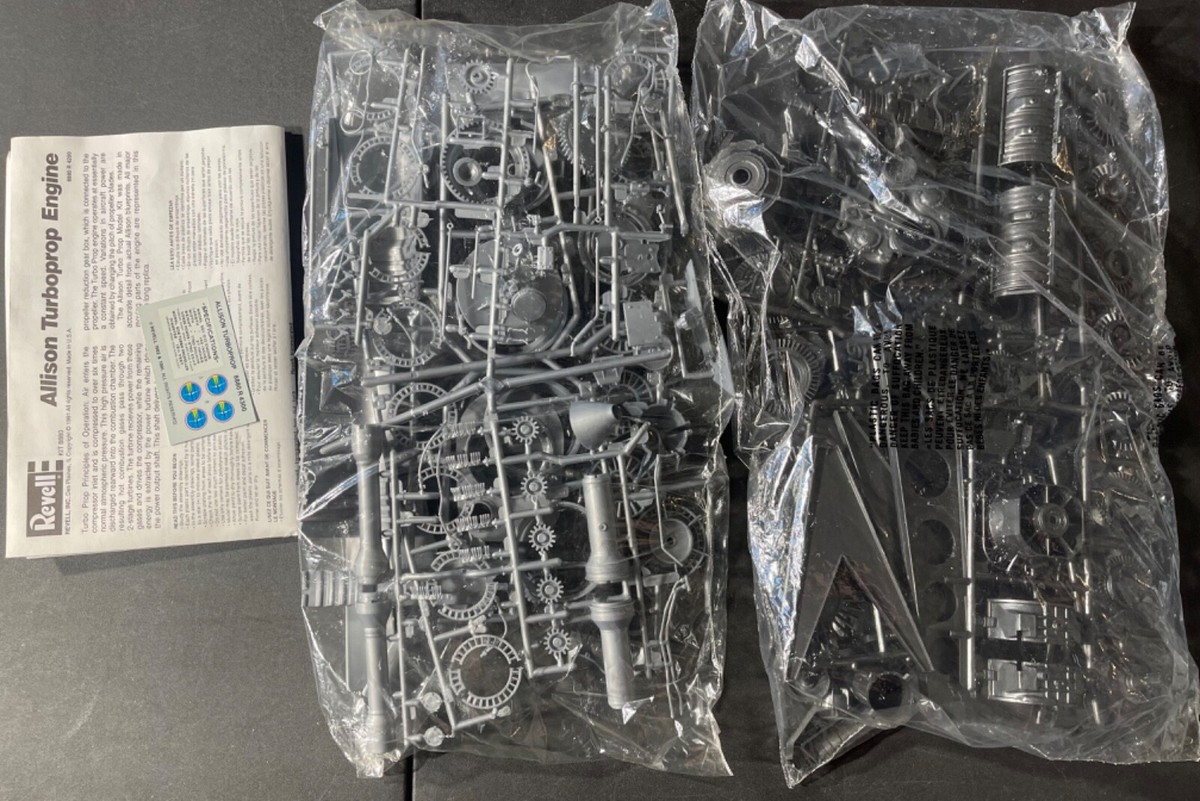 Revell Allison Turboprop Engine 1/10 8880 NIB Model Kit