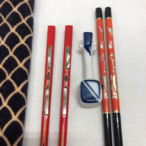 LOTE DE 2 PALILLOS JAPONESES DE 9" Y 10" CON BOLSA DE ALMACENAMIENTO Y RESTO DE PORCELANA  - Imagen 2 de 7