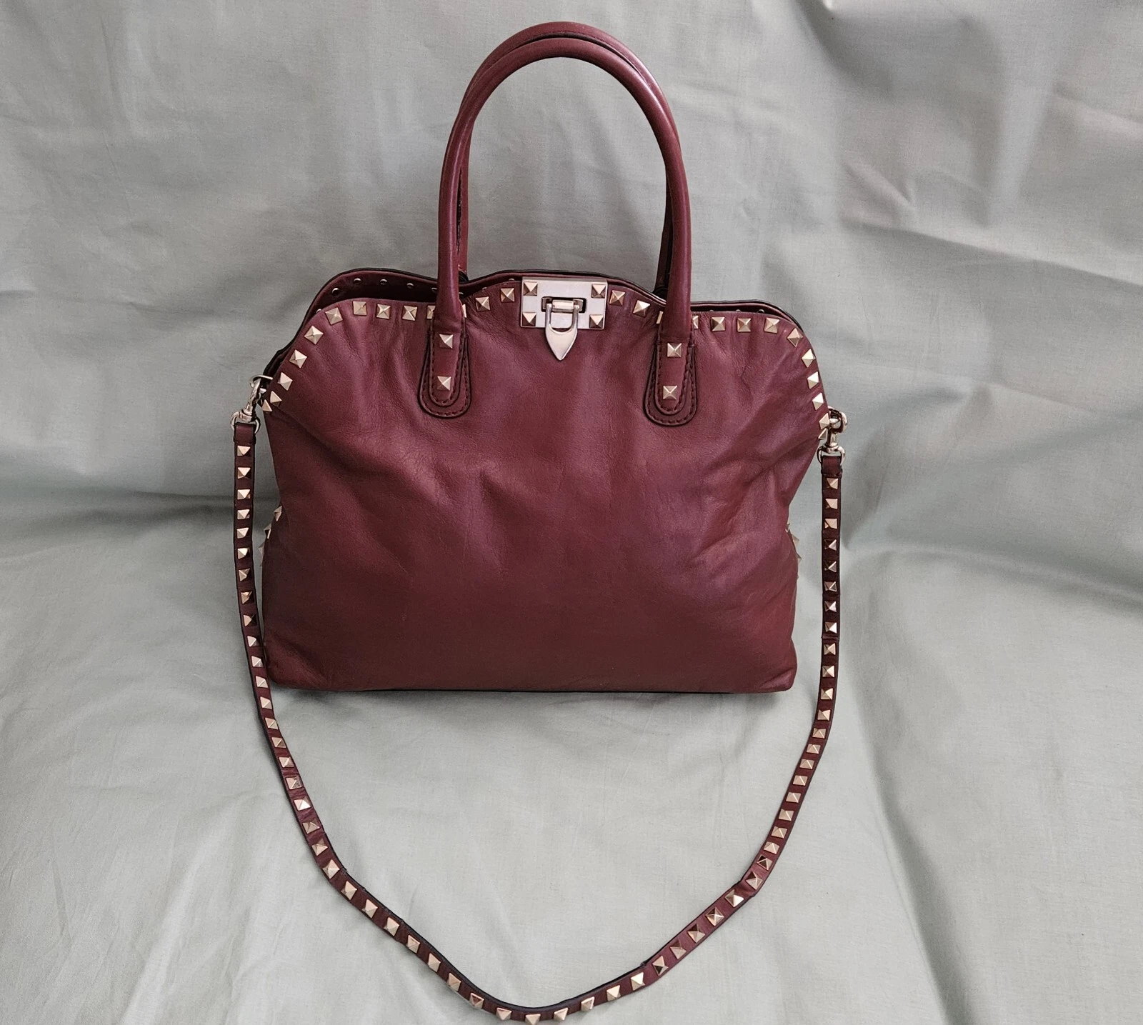 Borsa a tracolla Valentino Garavani in pelle marrone con borchie di design a mano (OTTIMA)