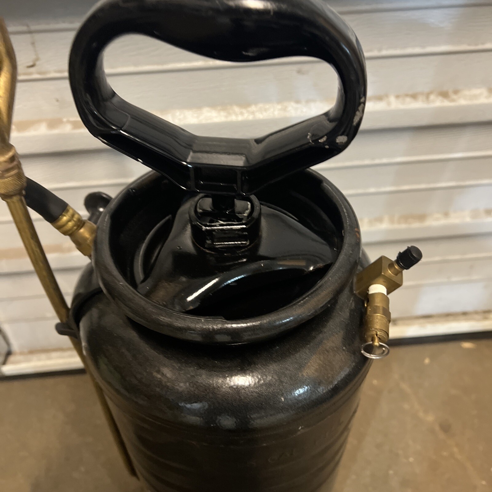 Chapin 1999: 3.5-gallon  Compressor Charged Concrete Tank Sprayer Used Surplus