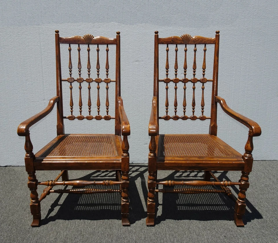 一对 Henredon 复古法国乡村橡木甘蔗口音椅子带主轴靠背 — 第 4/4 张图片