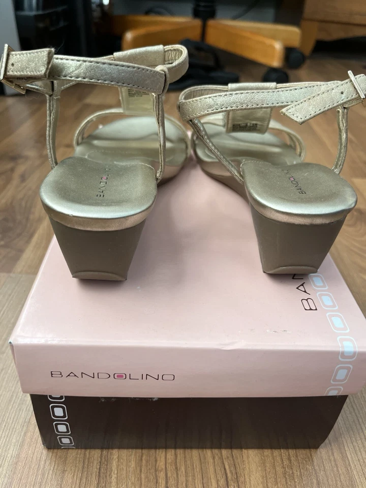 Sandalia Bandolino dorada BDHettie cuña correa al tobillo talla 7,5 Foto 3 de 4