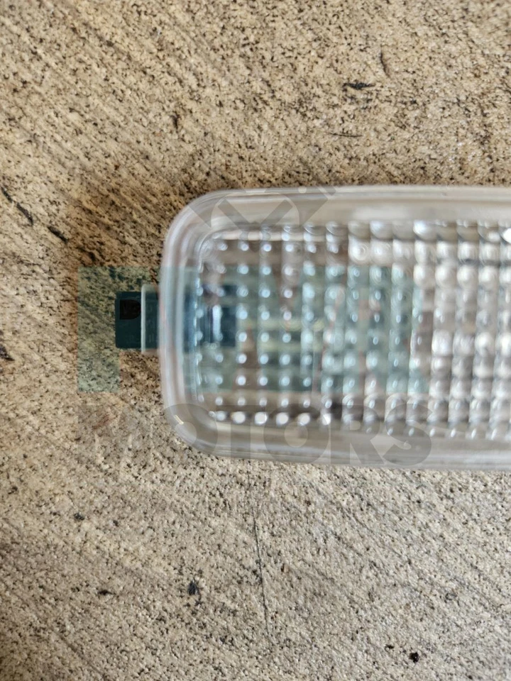 Luz interior parasol AUDI TT Quattro 8N3 4D0947105 Foto 2 de 4