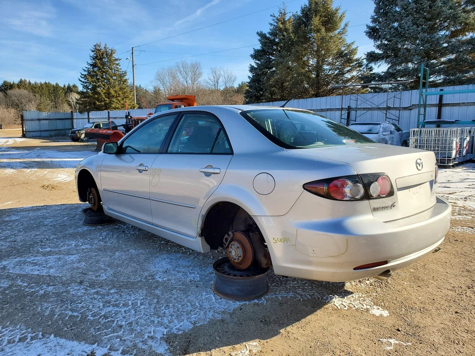 Puerta/tapa del tanque de combustible (plateado) 2003-2008 Mazda 6 Foto 4 de 4