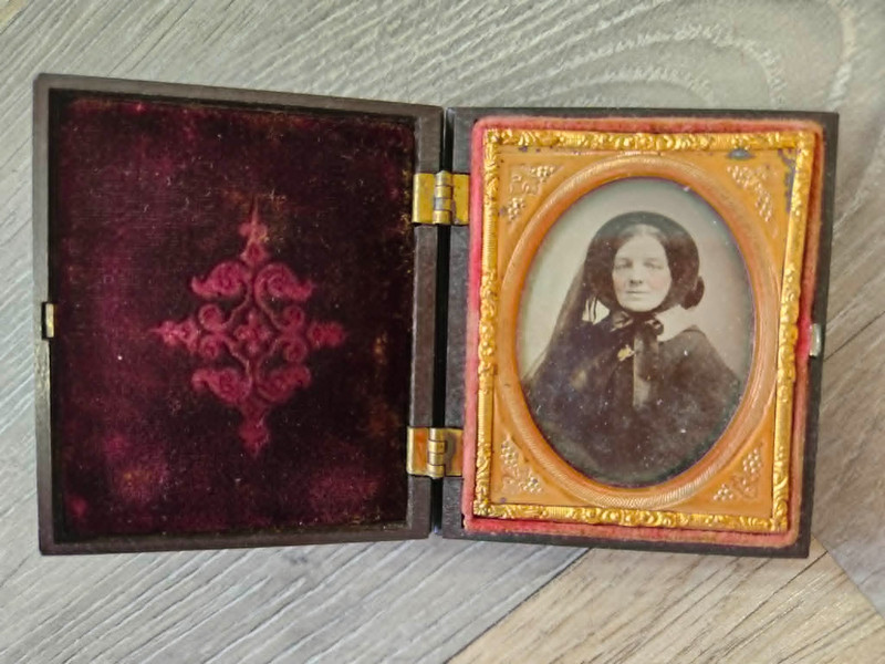 Circa 1850s Mourning Woman  Daguerreotype In Velvet Case With Company Insert