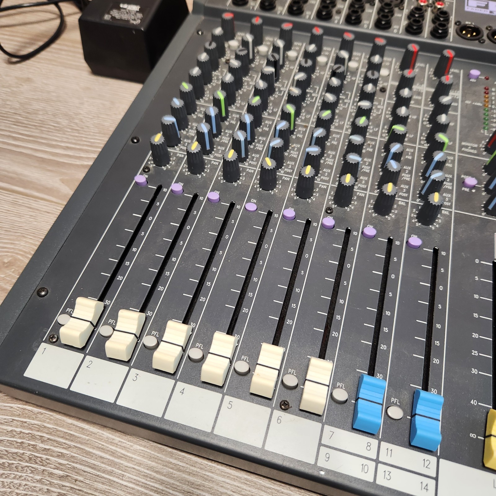 SPIRIT FOLIO by Soundcraft 12 Channels 8 Inputs BUS MIXER Fader 100 14/2