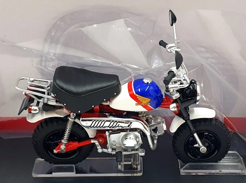 Aoshima 1/12 Scale 11170-3900 - Honda Monkey Motorcycle - Red/White/Blue - Image 4 of 4