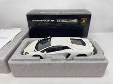 AutoArt Signature 1/18 Scale Lamborghini Aventador LP700-4 Bianco Isis White