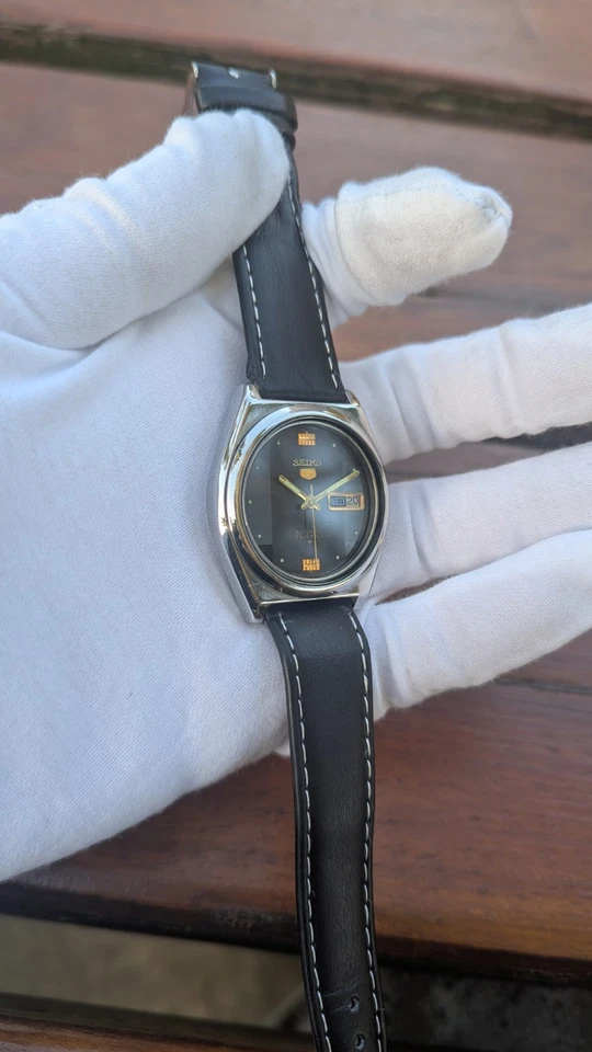 Reloj automático para hombre Seiko 5 1982 17 joyas recién reparado y caja grande de 38 mm Foto 4 de 4