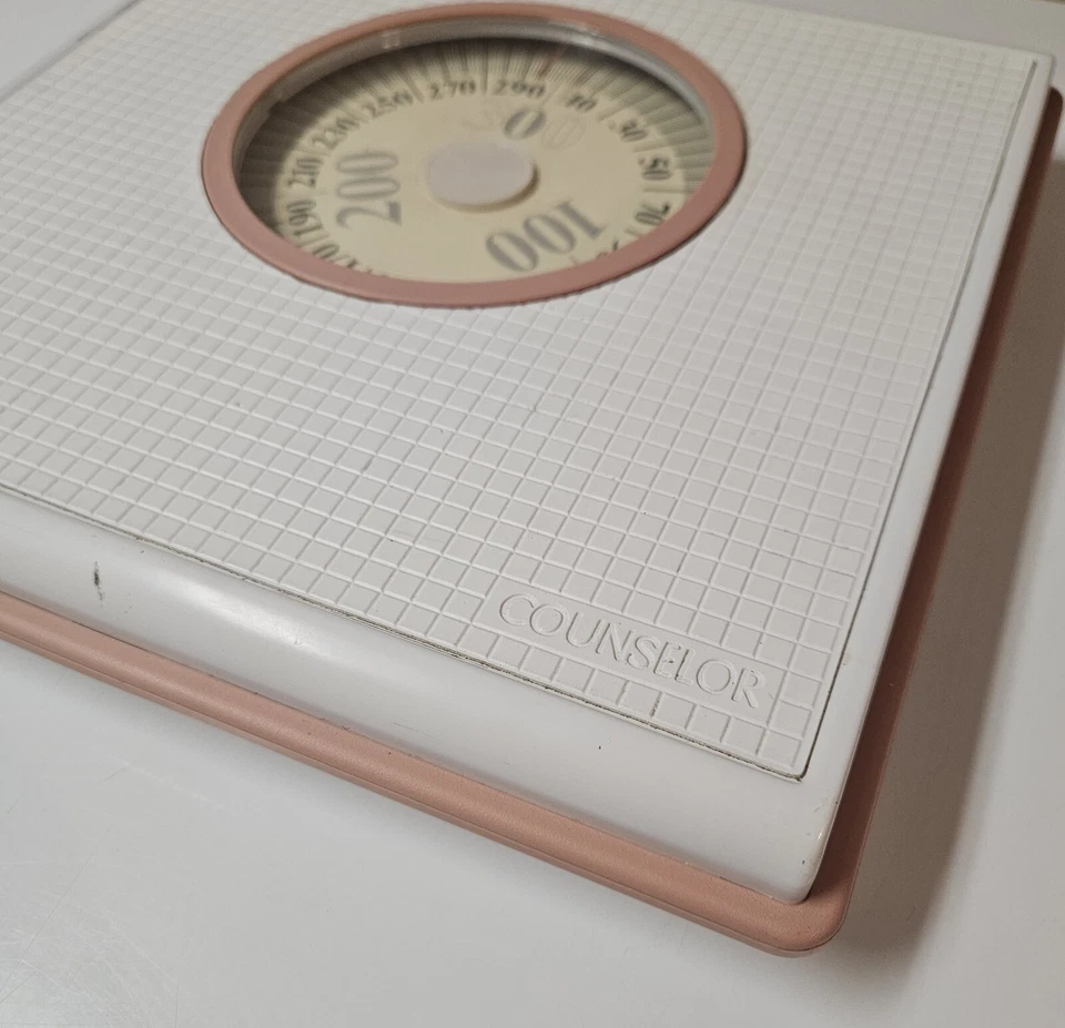 Báscula de baño vintage blanca y rosa marca Counselor con esfera - lee hasta 300 libras Foto 2 de 4