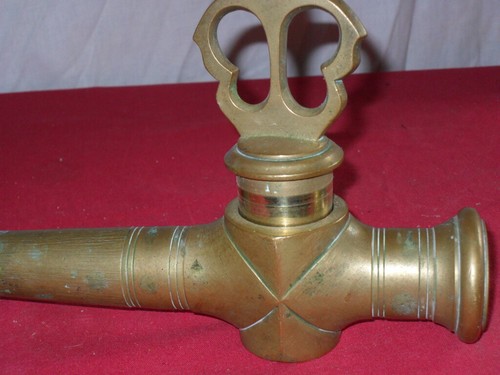 ROBINET A CLEFS BRONZE CUVE A