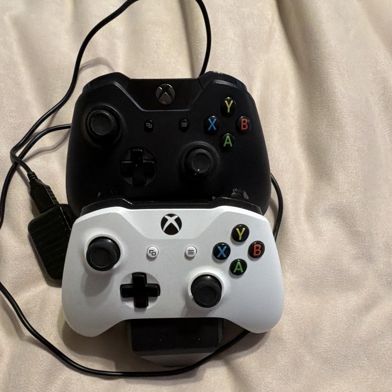 Microsoft Lot of 2 Xbox One/Series X|S Controllers Black/White + Dual Dock
