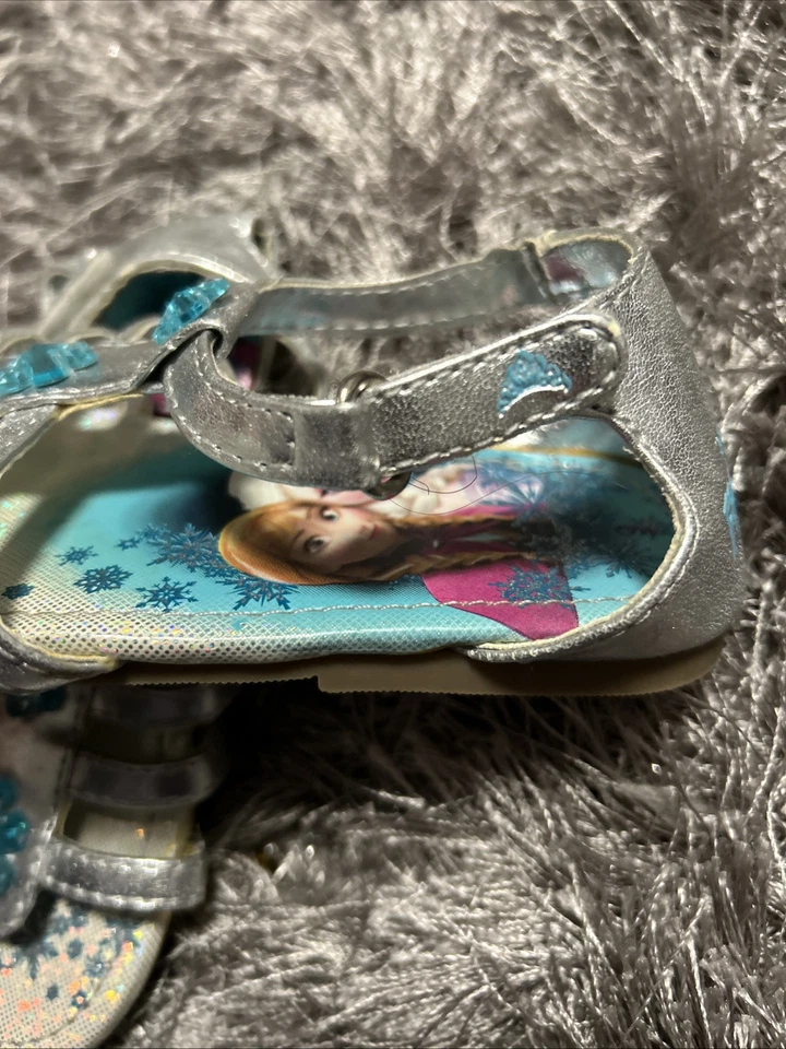 Sandalias Disney Frozen 9 plateadas con gema de copo de nieve Foto 3 de 4