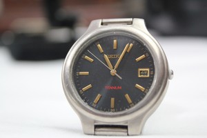 seiko titanium quartz watch