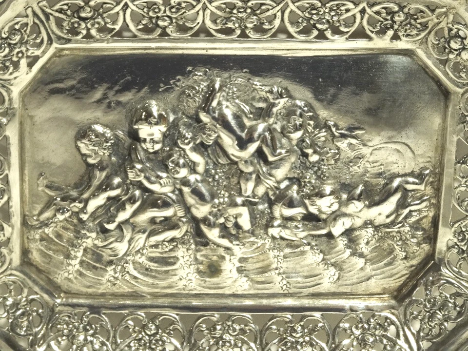 Antigua bandeja perforada y repujada de plata 800 con querubines y rosas Foto 3 de 4