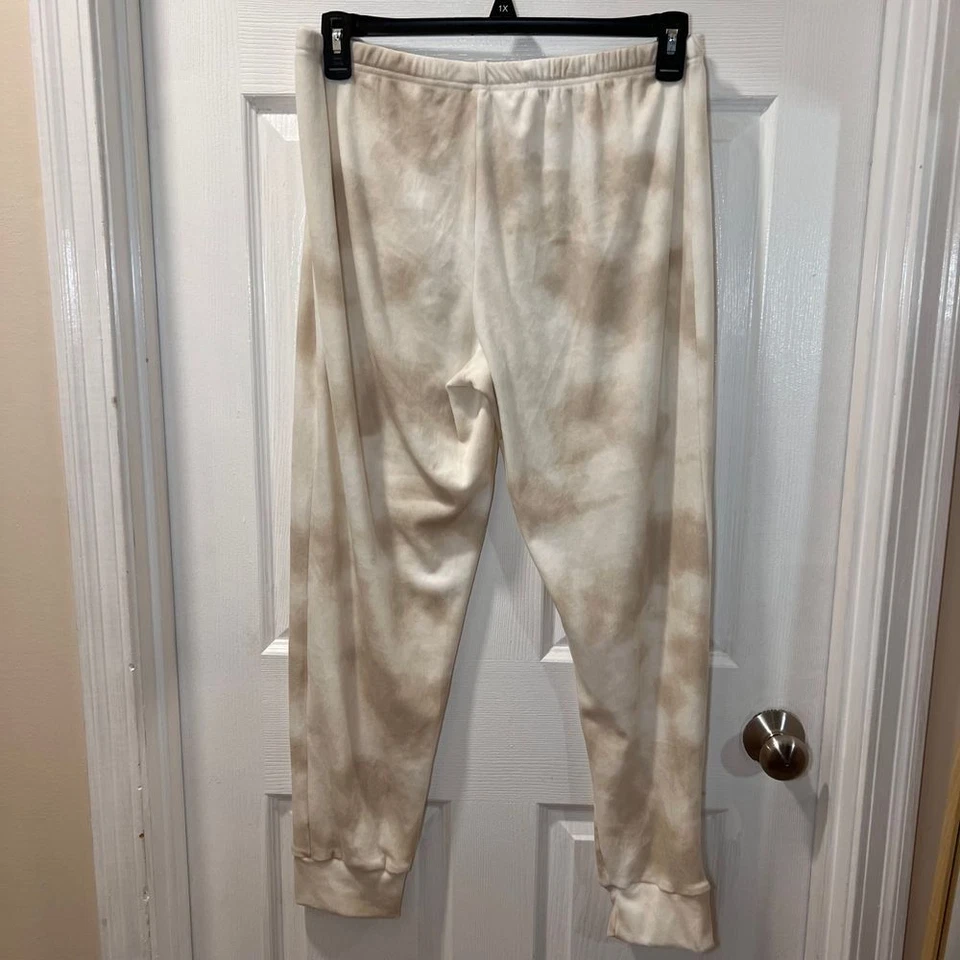 Nicole Miller Cozy Tie-Dye Loungewear Set Beige Cream Sweatshirt & Joggers Two-L - Image 4 of 4
