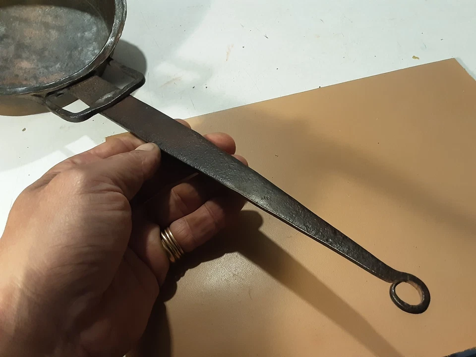 ANTICA PADELLA RAME E FERRO DIAMETRO 19 ALTEZZA 5 LUNGHEZZA MANICO COMPRESO 46 C - Immagine 4 di 4