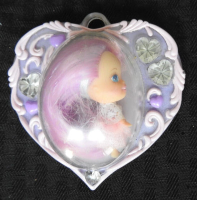 C.1990 Neu Vintage Glück '' Lila Haar Herz Form Medaillon Puppe Kleine