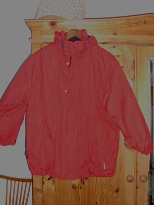 Jacke Coastline Gr. 152 rot mit Kapuze und vielen Taschen