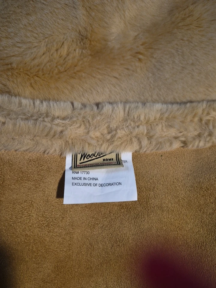 "Manta trasera de gamuza y piel sintética Woolrich Home bronceada 50x68"" y 23""" Foto 3 de 4