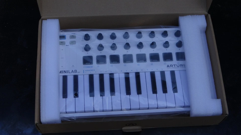 Contrôleur MIDI Arturia MiniLab MK2, 25 touches, 8 Pads, USB - Photo 3/4