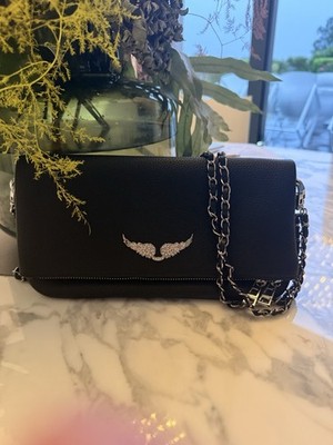 Clutch aus genarbtem Leder und Metallketten sowie mit Strasssteinen